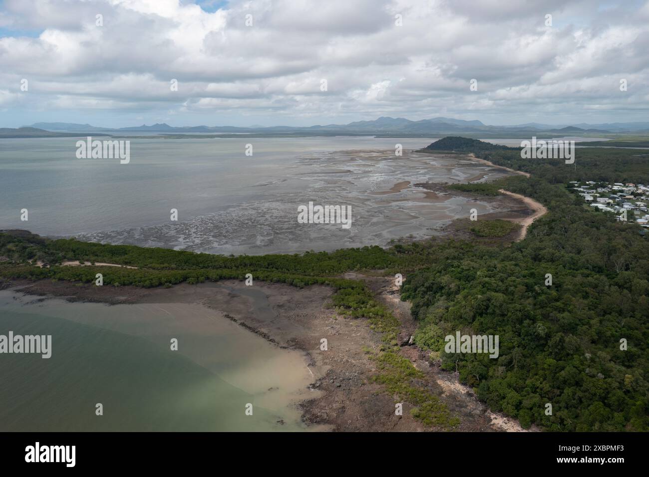 L'isola dei serpenti tappezzati si trova al largo della costa orientale del Queensland dalla spiaggia di St Helens. Foto Stock