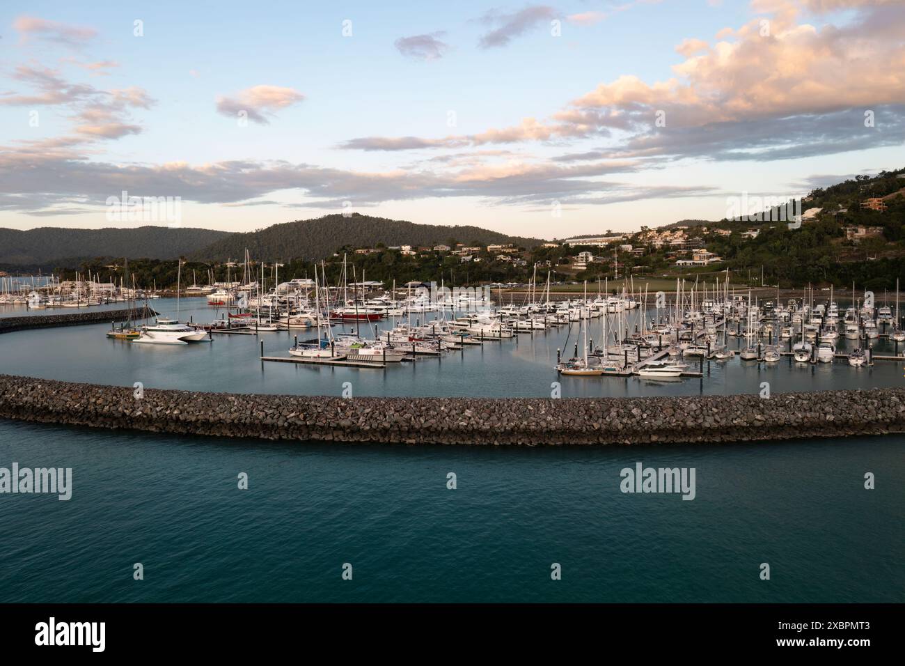 Vista aerea del porticciolo del Mar dei Coralli al tramonto, Airlie Beach, Queensland Foto Stock
