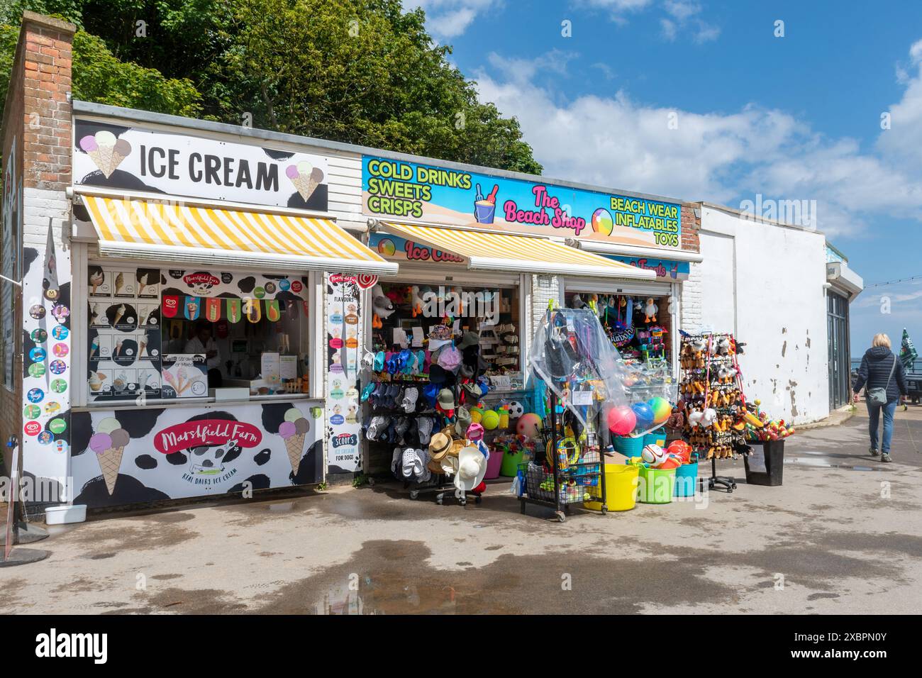 Filey, North Yorkshire, Inghilterra, Regno Unito, vista dei negozi sul mare e gelateria sulla passeggiata o sul lungomare Foto Stock