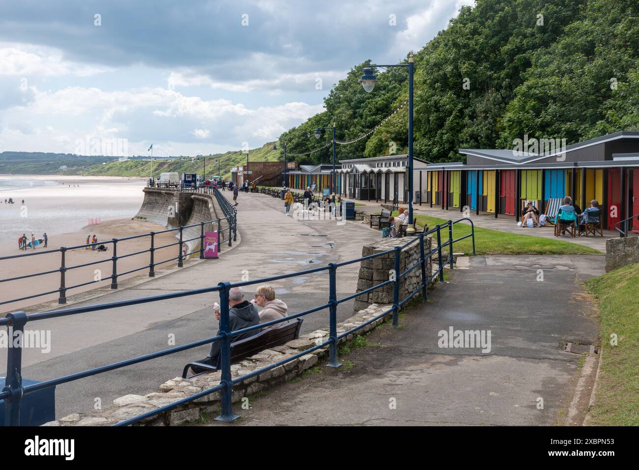 Filey, North Yorkshire, Inghilterra, Regno Unito, vista della spiaggia sabbiosa e passeggiata sul lungomare della località balneare Foto Stock