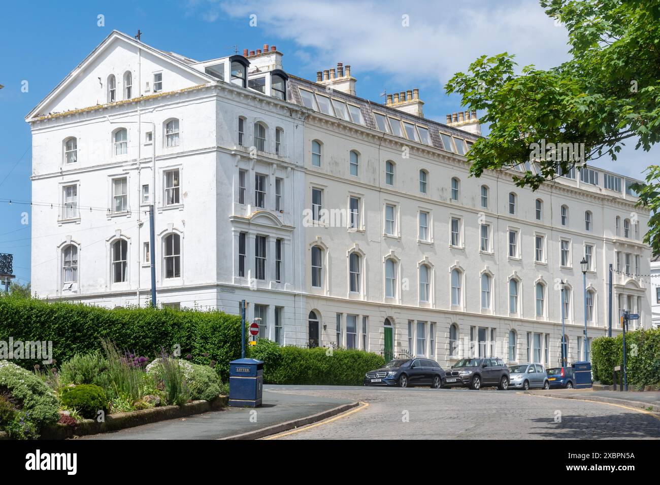 I Crescent and Crescent Gardens di Filey, una strada di grandi edifici bianchi sul lungomare nella località balneare del North Yorkshire, Inghilterra, Regno Unito Foto Stock