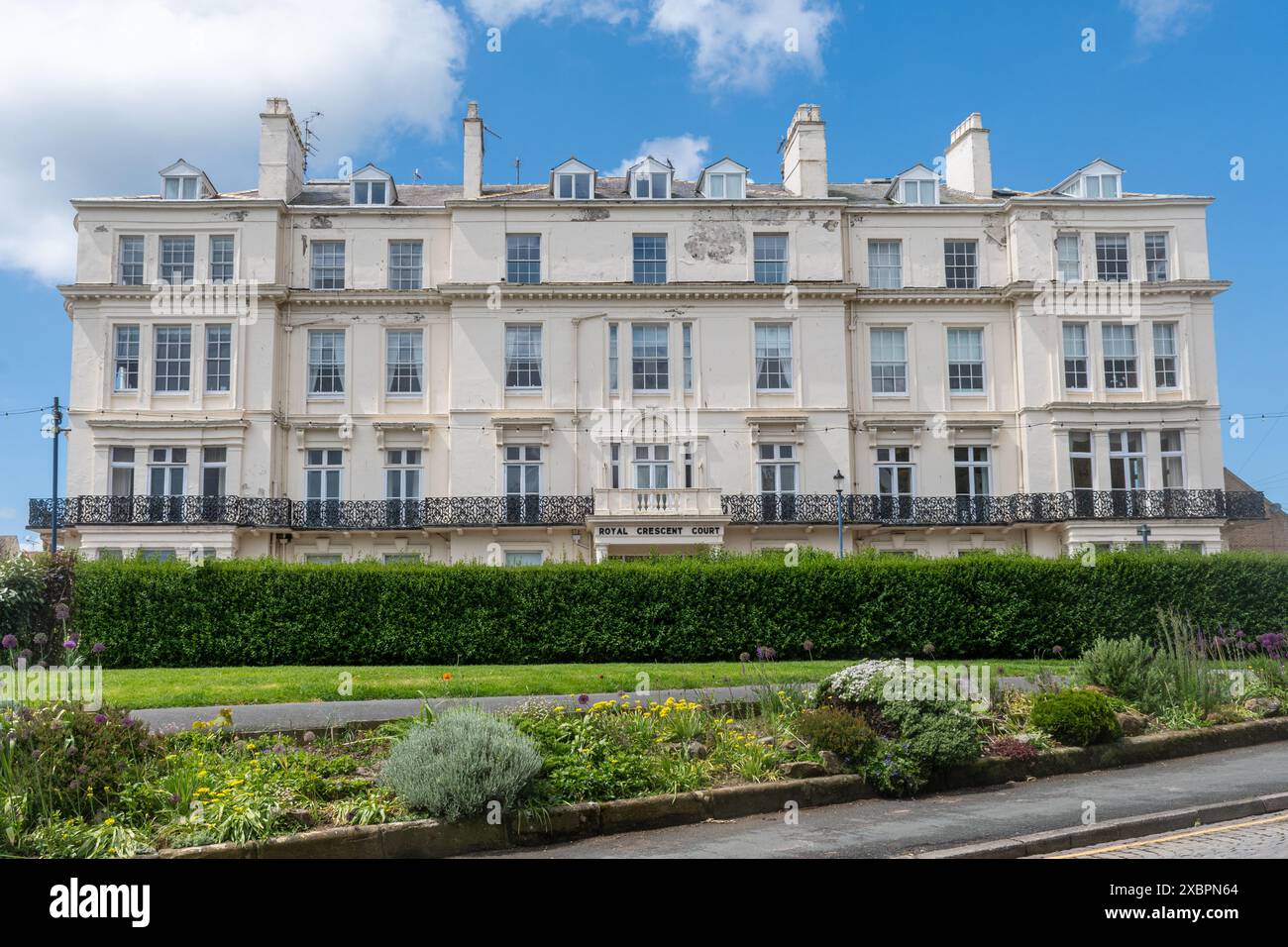 I Crescent and Crescent Gardens di Filey, una strada di grandi edifici bianchi sul lungomare nella località balneare del North Yorkshire, Inghilterra, Regno Unito Foto Stock