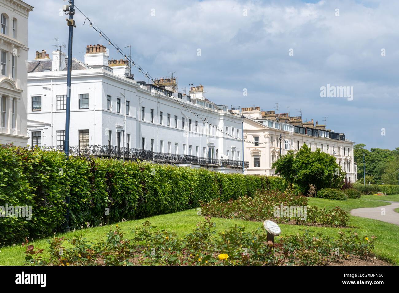 I Crescent and Crescent Gardens di Filey, una strada di grandi edifici bianchi sul lungomare nella località balneare del North Yorkshire, Inghilterra, Regno Unito Foto Stock