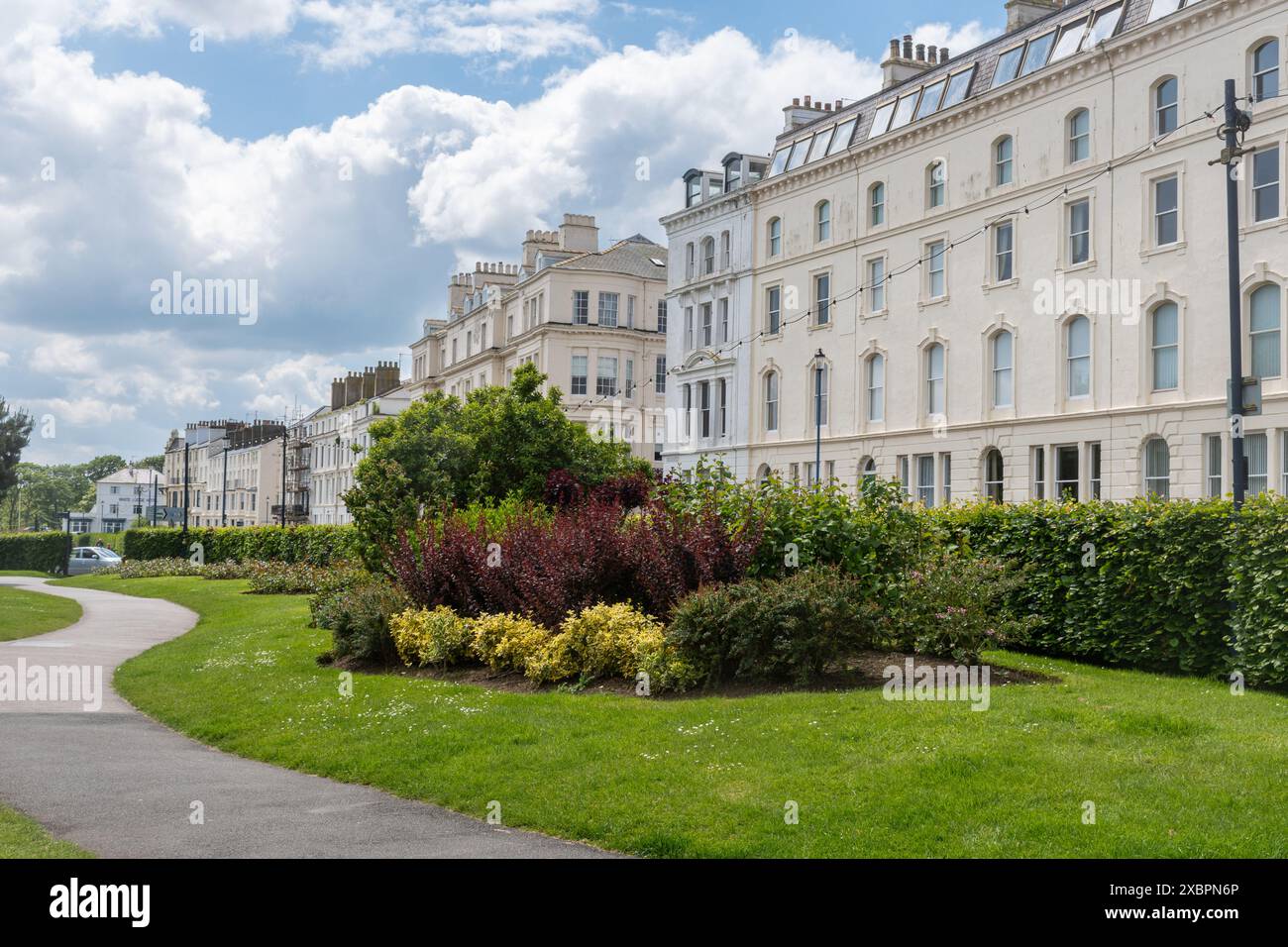 I Crescent and Crescent Gardens di Filey, una strada di grandi edifici bianchi sul lungomare nella località balneare del North Yorkshire, Inghilterra, Regno Unito Foto Stock
