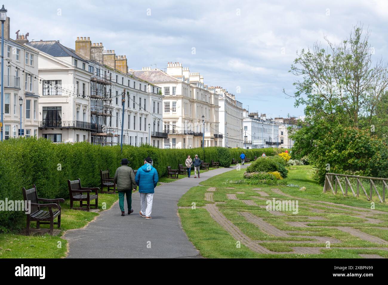I Crescent and Crescent Gardens di Filey, una strada di grandi edifici bianchi sul lungomare nella località balneare del North Yorkshire, Inghilterra, Regno Unito Foto Stock