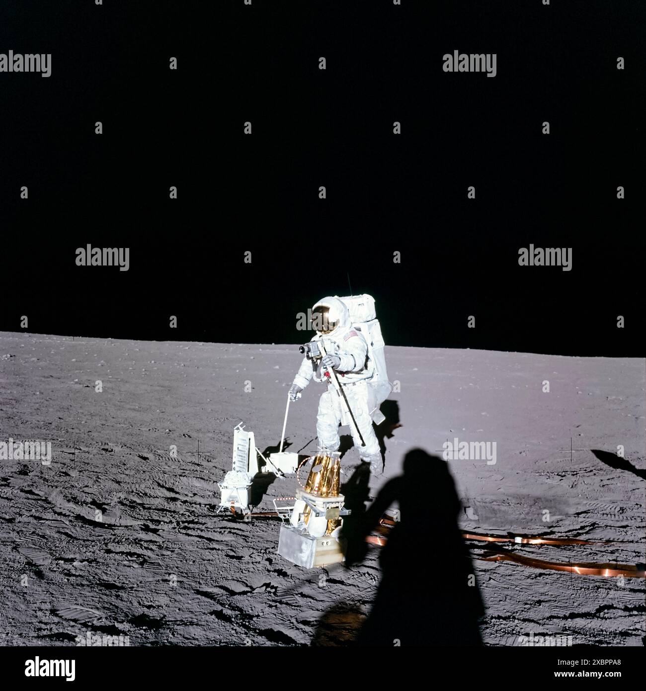 L'astronauta Alan L. Bean dispiega componenti dell'Apollo Lunar Surface Experiments Package (ALSEP) durante la prima passeggiata lunare il 19 novembre 1969. Fotografia di Pete Conrad. Foto Stock
