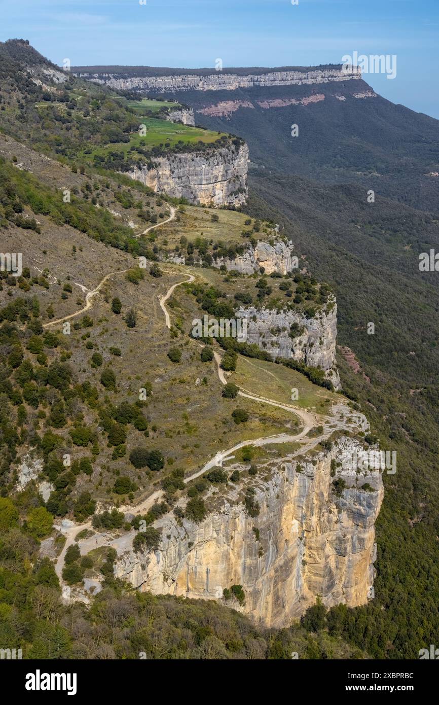 Spagnolo bellissimo paesaggio di montagna vicino al piccolo villaggio Rupit in Catalogna, parco nazionale Foto Stock