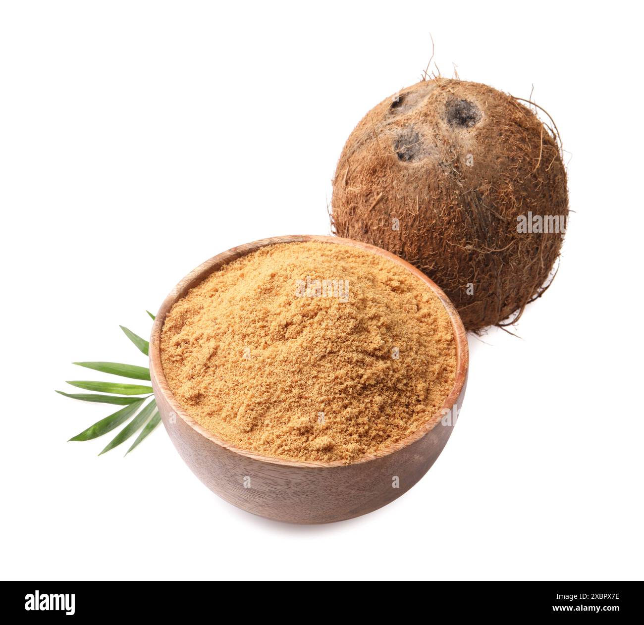 Zucchero di cocco nel recipiente, frutta e foglie di palma isolate su bianco Foto Stock