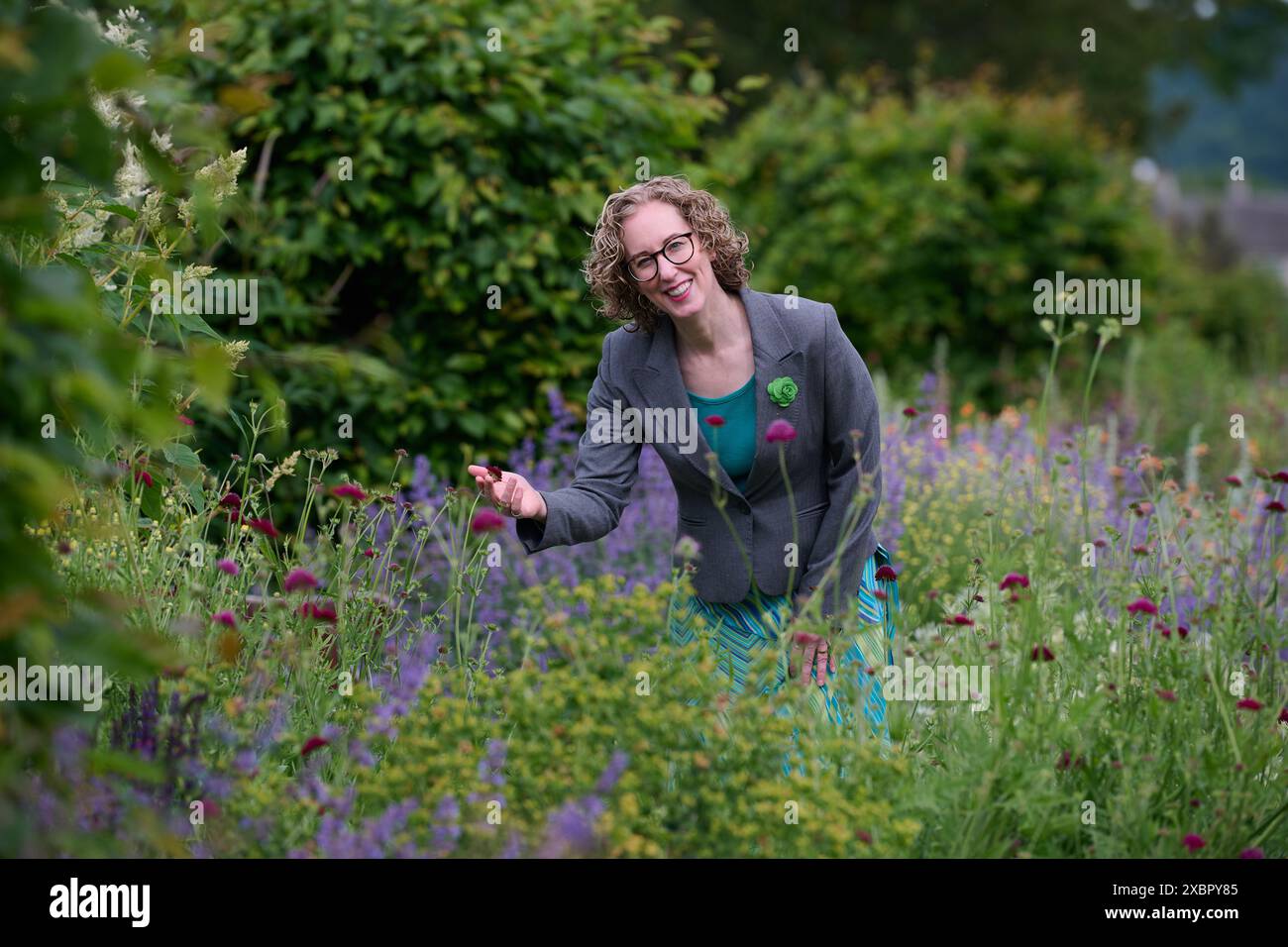 Edimburgo Scozia, Regno Unito 13 giugno 2024. I co-leader dei Verdi scozzesi Lorna Slater a Saughton Park per sottolineare come il prossimo governo britannico debba agire per salvare la natura e l'importanza di investire in spazi verdi nelle nostre città prima delle elezioni generali. credito sst/alamy notizie in diretta Foto Stock