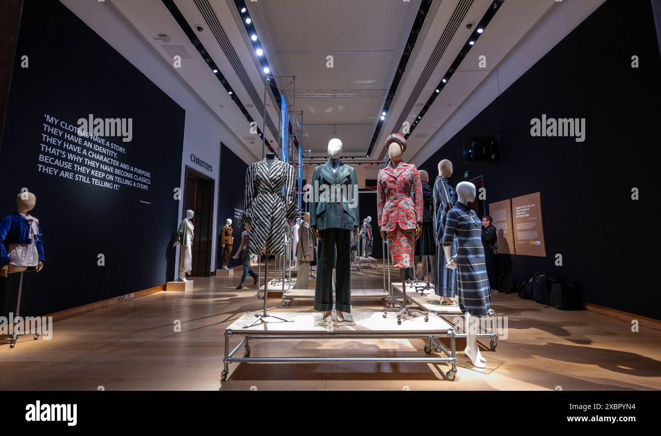 Christie's, Londra, Regno Unito. 13 giugno 2024. Anteprima stampa dei saldi Vivienne Westwood Collection, che si terrà il 14-28 giugno. La tenuta di Vivienne Westwood donerà il 100% del ricavato totale del martello ricevuto per la vendita del suo guardaroba personale, meno spese d'asta, da ripartire equamente tra tre enti di beneficenza. La Fondazione Vivienne donerà anche il 100% del prezzo totale del martello ricevuto per la vendita del QUADRO GENERALE - carte da gioco Vivienne: Colleziona le carte. Collegare le carte al Greenpeace Environmental Trust. Crediti: Malcolm Park/Alamy Live News Foto Stock