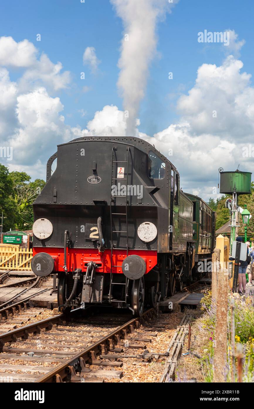 Locomotiva a vapore IVATT CLASSE 2, n. 41298, che trasporta un treno dalla stazione di Havenstreet sulla Isle of Wight Steam Railway, Isola di Wight, Inghilterra, Regno Unito Foto Stock