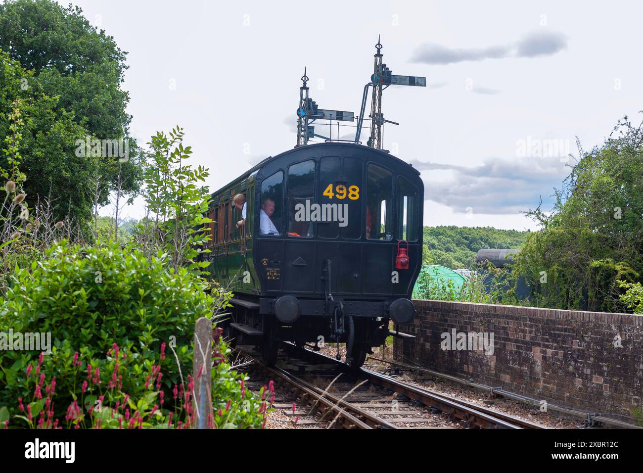 Treno con auto di osservazione posteriore che lascia la stazione di Havenstreet sulla ferrovia a vapore Isle of Wight, Isle of Wight, Inghilterra, Regno Unito Foto Stock
