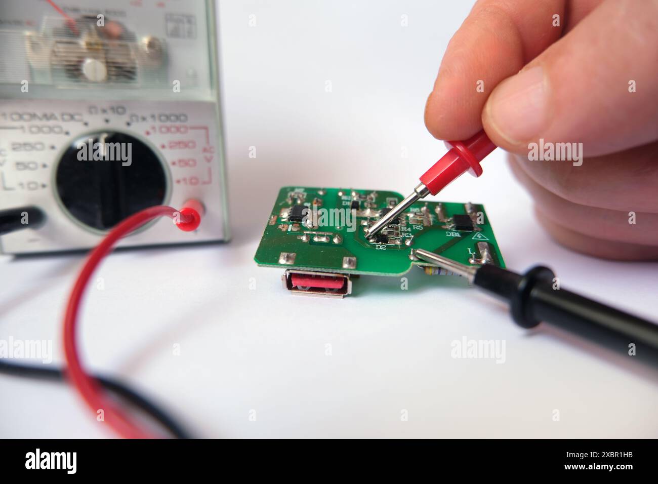 Riparazione di una scheda elettronica. Risoluzione dei problemi relativi a un modulo computer. Foto Stock