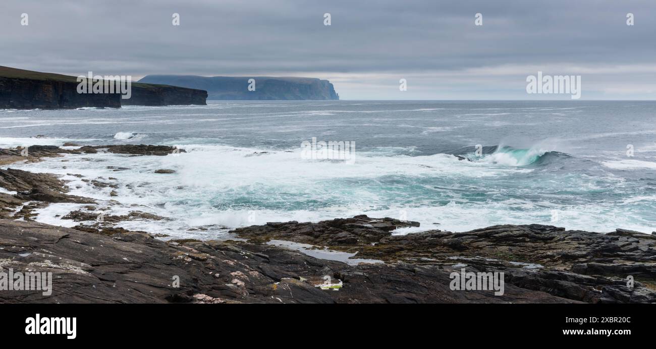 Costa rocciosa a sud di Yesnaby, guardando verso Hoy, Isole Orcadi, Scozia Foto Stock
