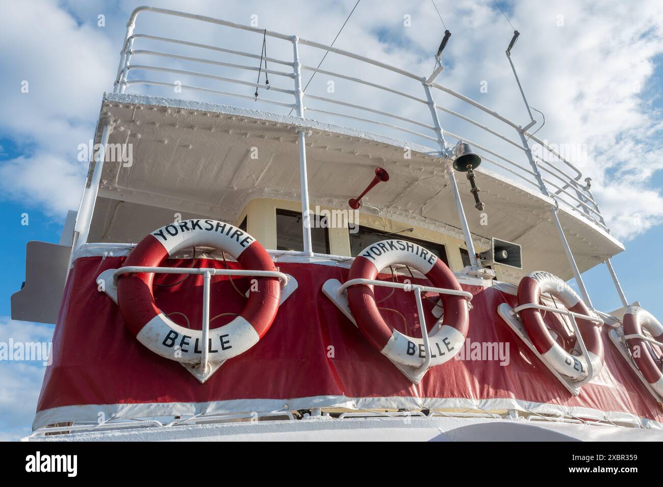 Anelli salvagente su una barca, dispositivi di sicurezza marini, dispositivi di galleggiamento, sicurezza in mare Foto Stock