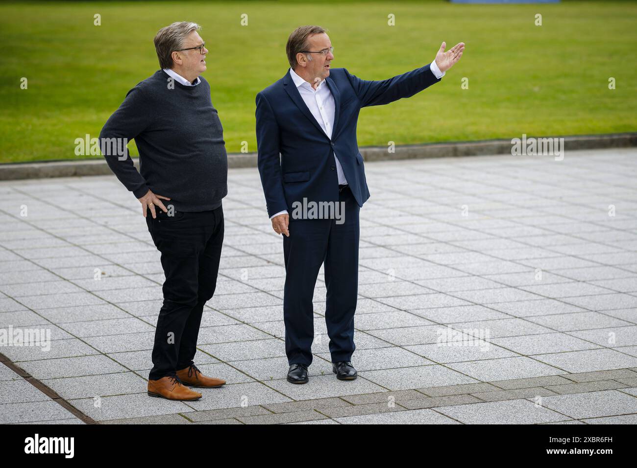 Boris Pistorius SPD, Bundesminister der Verteidigung, mit seinem Bruder Harald Pistorius. Berlino, 04.06.2024. Berlin Deutschland *** Boris Pistorius SPD , Ministro federale della difesa, con il fratello Harald Pistorius Berlin, 04 06 2024 Berlino Germania Copyright: xThomasxImoxphotothek.dex Foto Stock