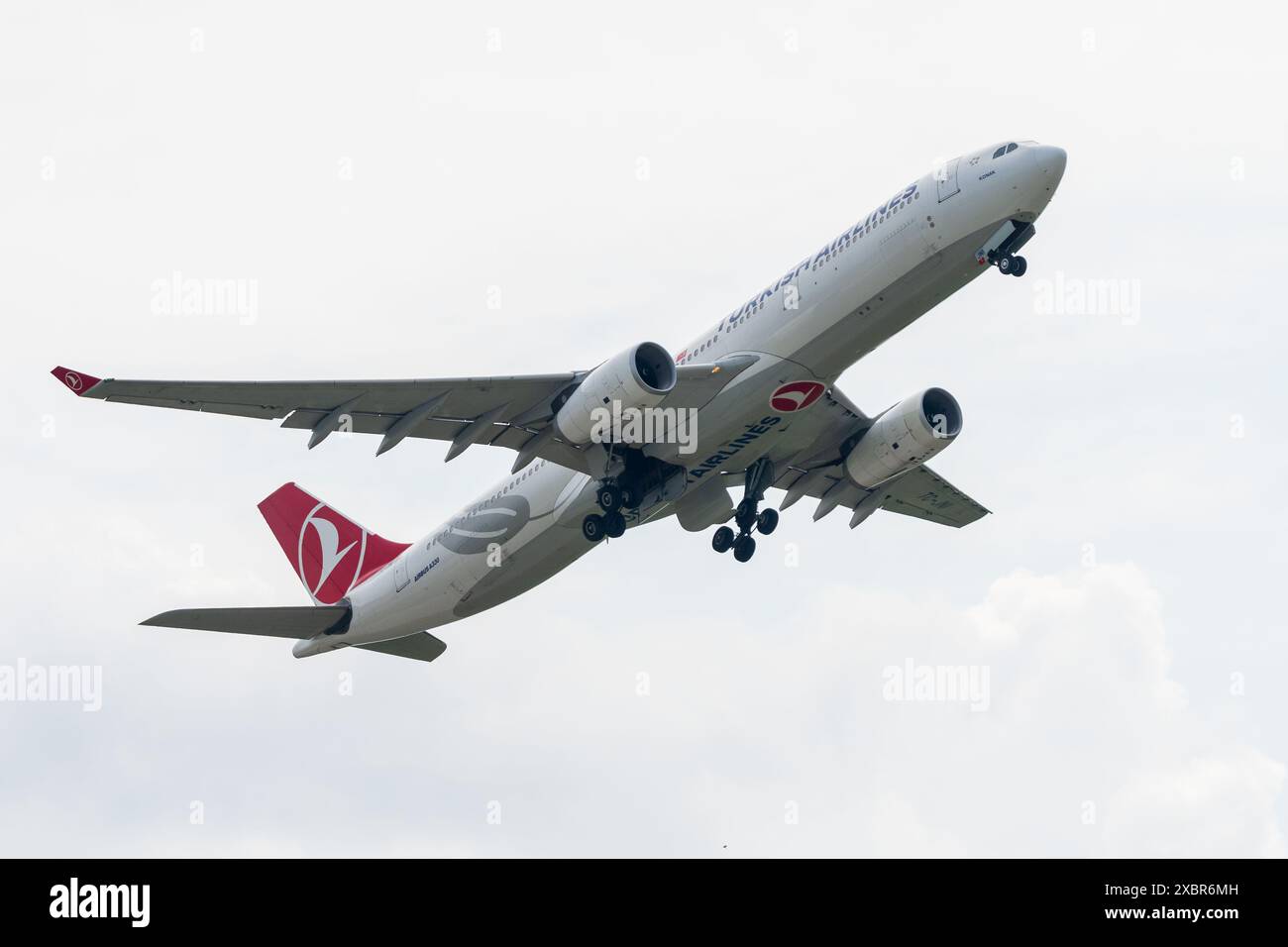BERLINO - 7 GIUGNO 2024: Airbus A330-343 a fusoliera larga della Turkish Airlines. Foto Stock