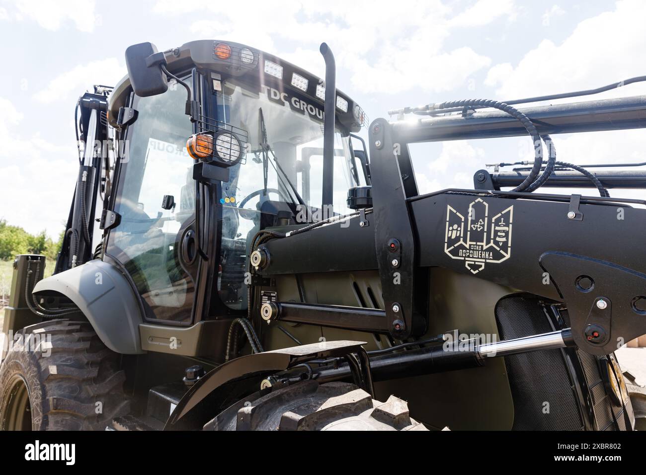 Regione di Kharkiv, Ucraina. 7 giugno 2024. Un escavatore bulldozer con l'emblema della Fondazione Poroshenko per la costruzione di fortificazioni è visto in attesa della consegna alle forze armate ucraine. Aiuto militare alle forze armate ucraine dall'associazione civica Sprava Hromad insieme alla Fondazione Poroshenko (foto di Mykhaylo Palinchak/SOPA Images/Sipa USA) credito: SIPA USA/Alamy Live News Foto Stock