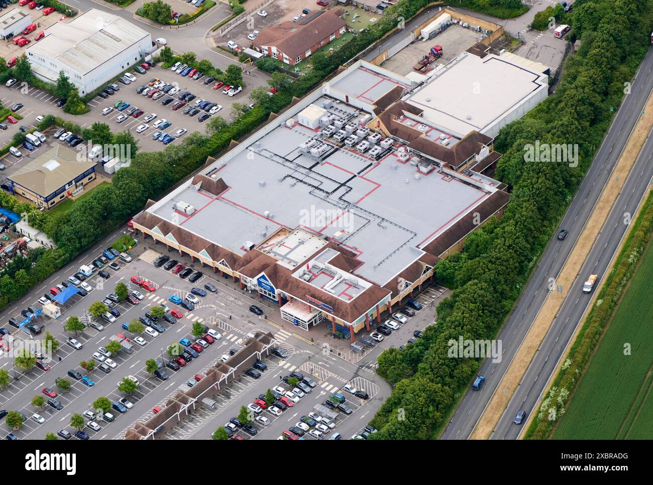 Una vista aerea del supermercato Tesco, ai margini di Royston, Hertfordshire, Inghilterra sud-orientale Foto Stock Una vista aerea del supermercato Tesco, ai margini di Royston, Hertfordshire, Inghilterra sud-orientale Foto Stock