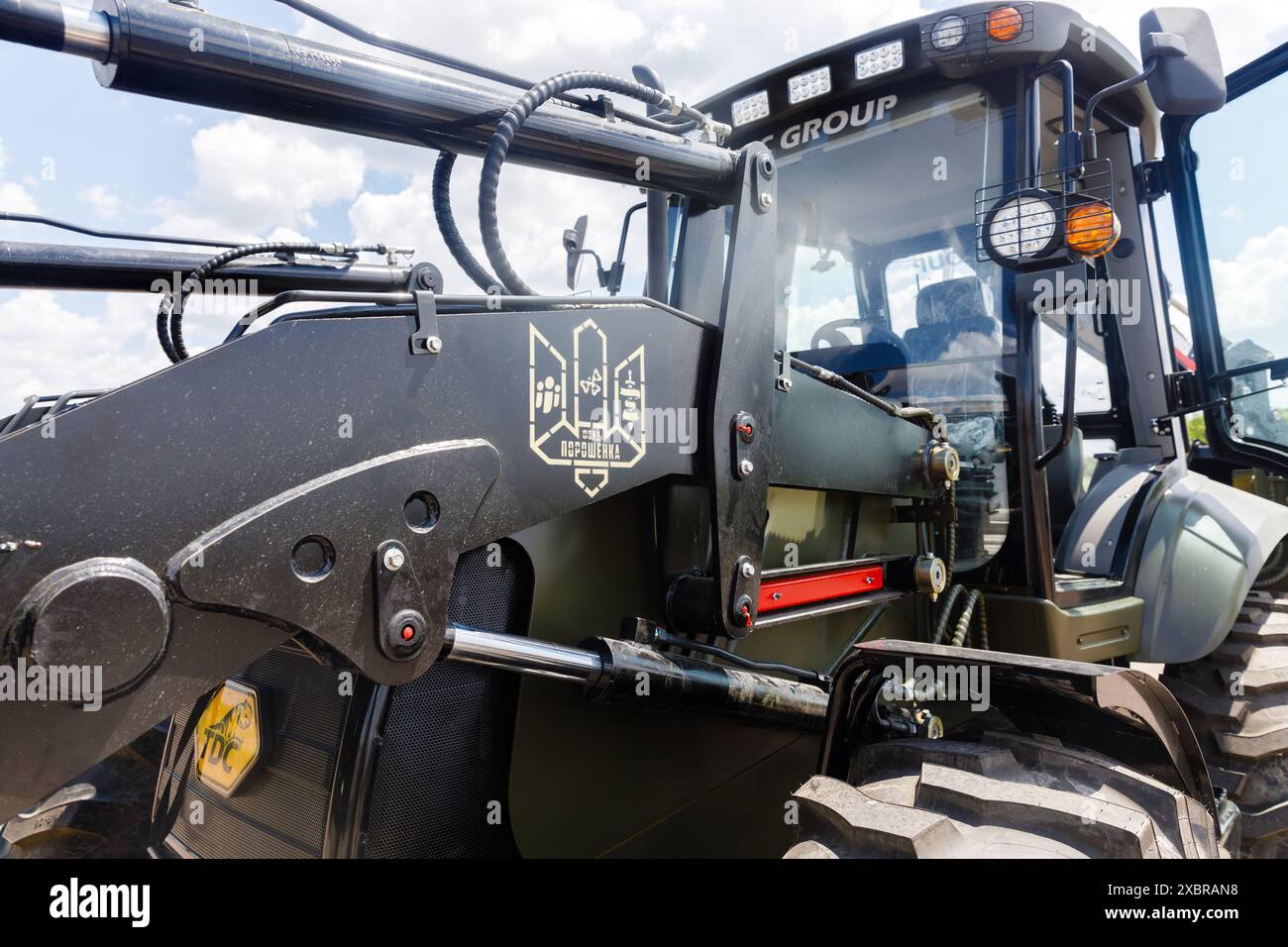 7 giugno 2024, regione di Charkiv, Ucraina: Un escavatore bulldozer con l'emblema della Fondazione Poroshenko per la costruzione di fortificazioni è visto in attesa di consegna alle forze armate ucraine. Aiuto militare per le forze armate ucraine dall'associazione civica Sprava Hromad insieme alla Fondazione Poroshenko (immagine di credito: © Mykhaylo Palinchak/SOPA Images via ZUMA Press Wire) SOLO USO EDITORIALE! Non per USO commerciale! Foto Stock