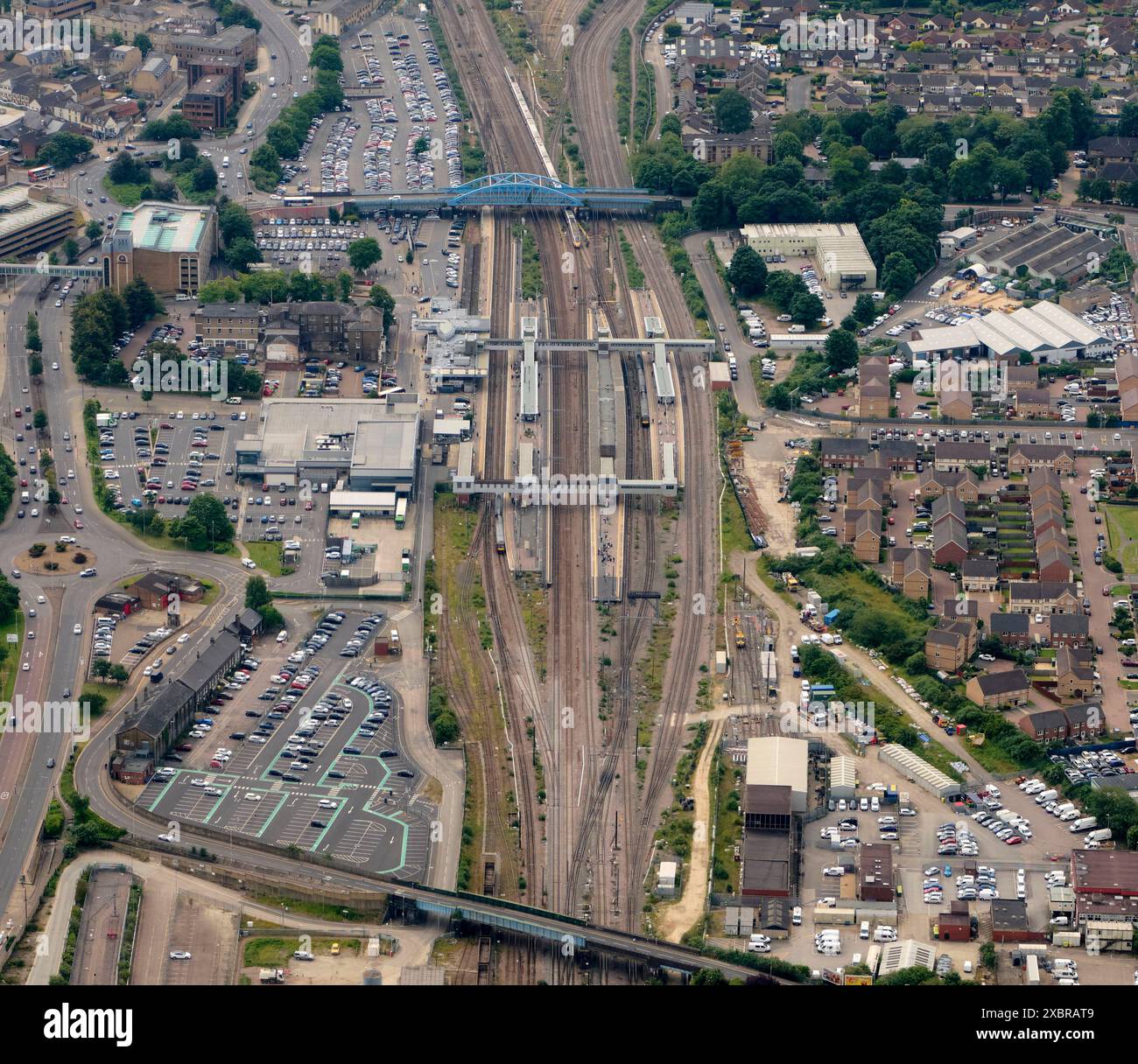 Vista aerea della East Coast Main Line e della stazione di Peterborough, Cambridgeshire, Inghilterra orientale, Regno Unito Foto Stock