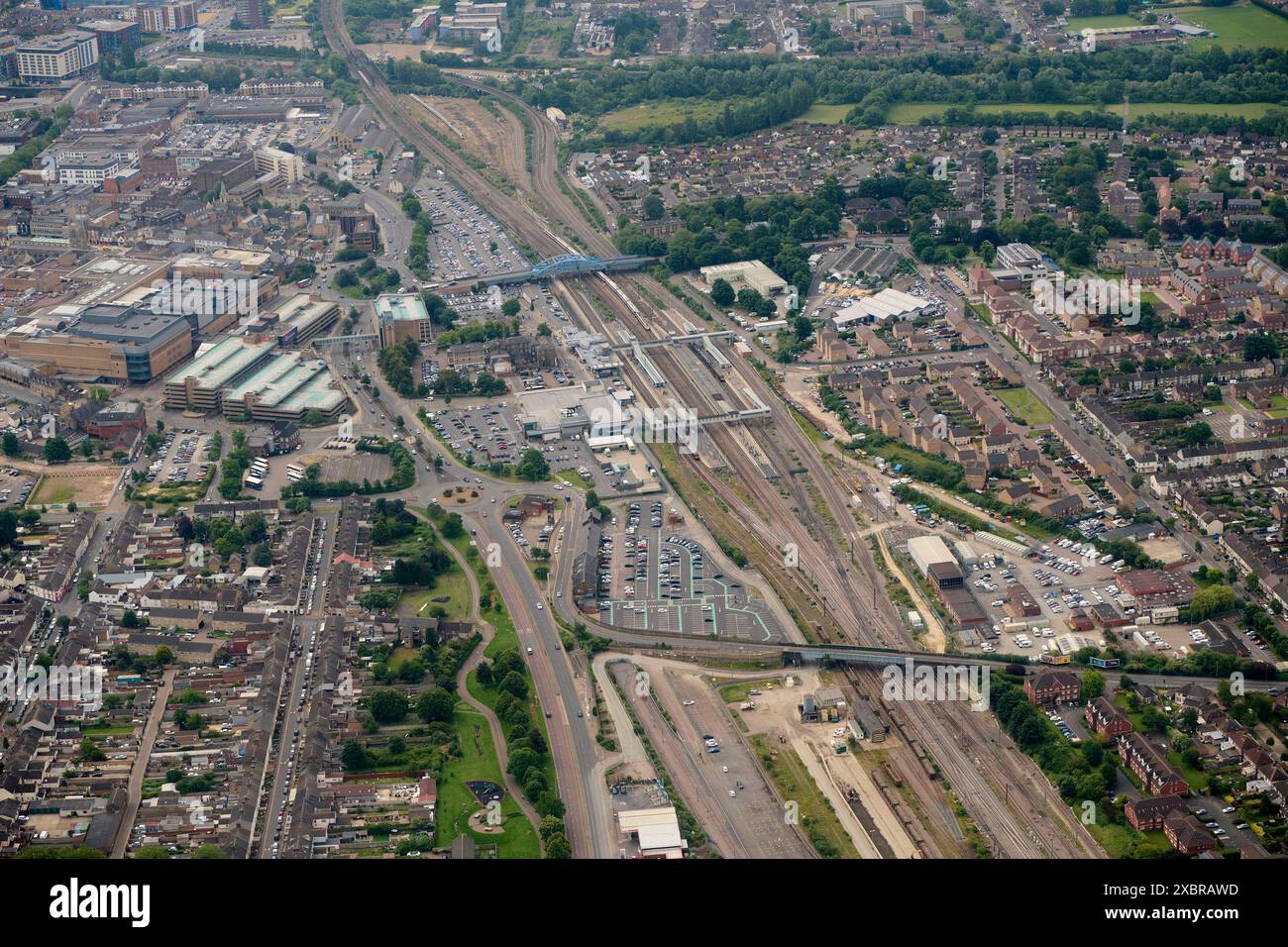 Vista aerea della East Coast Main Line e della stazione di Peterborough, Cambridgeshire, Inghilterra orientale, Regno Unito Foto Stock