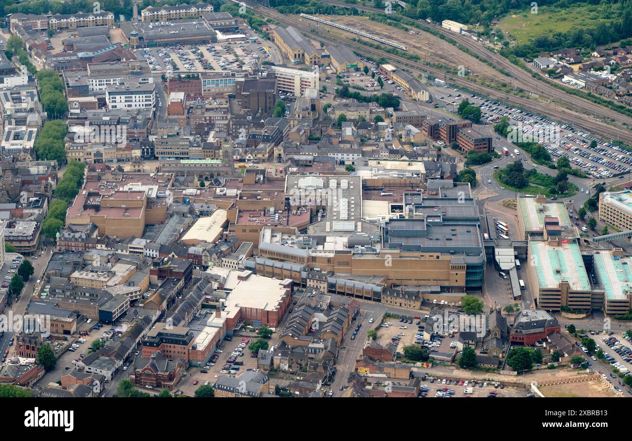 Una vista aerea del centro città a Peterborough, Cambridgeshire, Inghilterra orientale, Regno Unito Foto Stock Una vista aerea del centro città a Peterborough, Cambridgeshire, Inghilterra orientale, Regno Unito Foto Stock