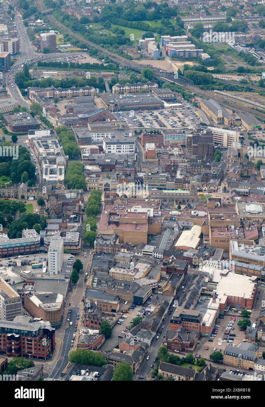 Una vista aerea del centro città a Peterborough, Cambridgeshire, Inghilterra orientale, Regno Unito Foto Stock Una vista aerea del centro città a Peterborough, Cambridgeshire, Inghilterra orientale, Regno Unito Foto Stock