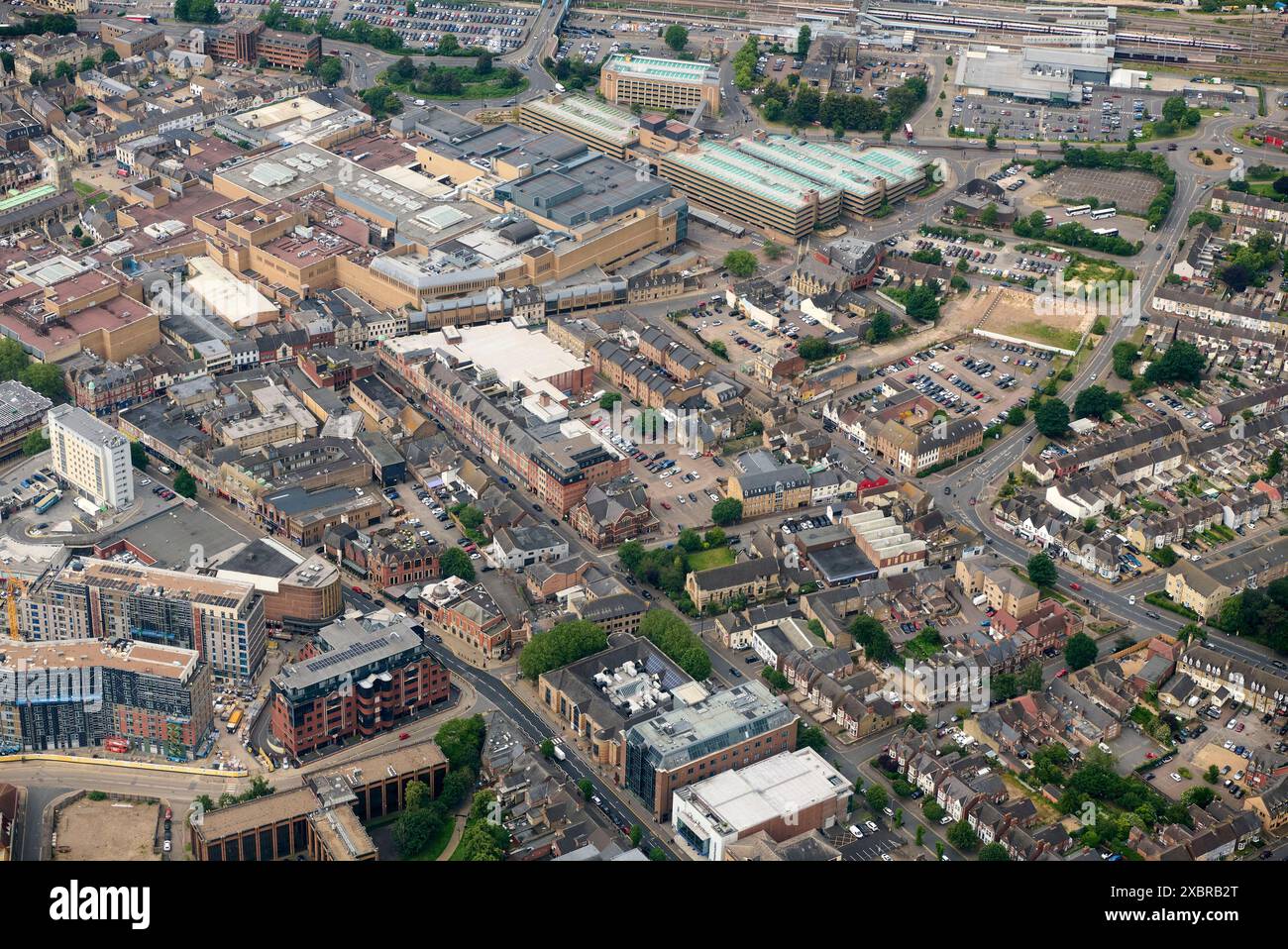 Una vista aerea del centro città a Peterborough, Cambridgeshire, Inghilterra orientale, Regno Unito Foto Stock Una vista aerea del centro città a Peterborough, Cambridgeshire, Inghilterra orientale, Regno Unito Foto Stock