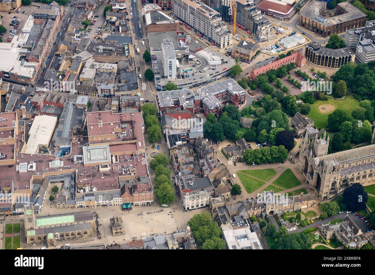 Una vista aerea del centro città a Peterborough, Cambridgeshire, Inghilterra orientale, Regno Unito Foto Stock Una vista aerea del centro città a Peterborough, Cambridgeshire, Inghilterra orientale, Regno Unito Foto Stock