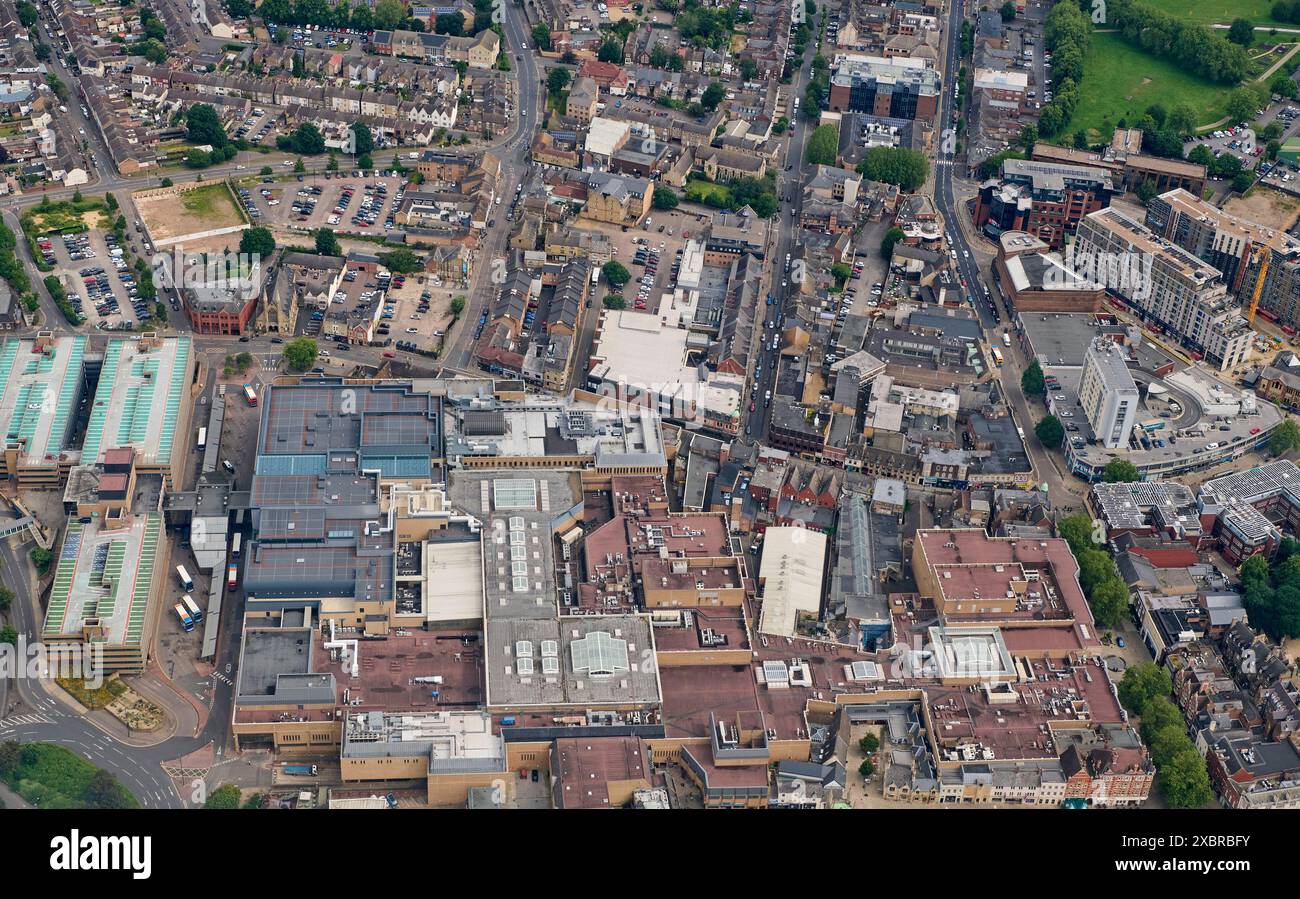 Una vista aerea del centro città a Peterborough, Cambridgeshire, Inghilterra orientale, Regno Unito Foto Stock Una vista aerea del centro città a Peterborough, Cambridgeshire, Inghilterra orientale, Regno Unito Foto Stock