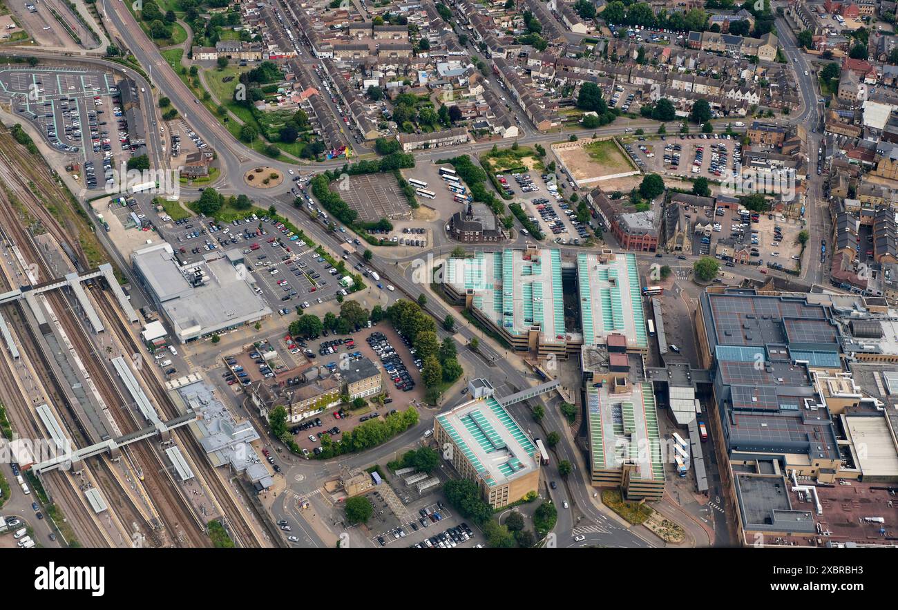 Una vista aerea del centro città a Peterborough, Cambridgeshire, Inghilterra orientale, Regno Unito Foto Stock Una vista aerea del centro città a Peterborough, Cambridgeshire, Inghilterra orientale, Regno Unito Foto Stock