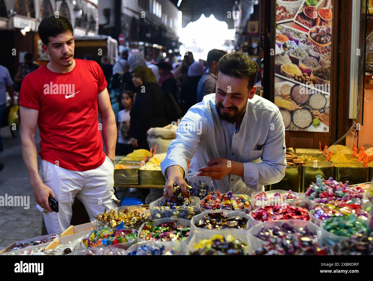 (240613) -- DAMASCO, 13 giugno 2024 (Xinhua) -- le persone acquistano dolci per il prossimo Eid al-Adha a Damasco, Siria, 12 giugno 2024. (Foto di Ammar Safarjalani/Xinhua) Foto Stock