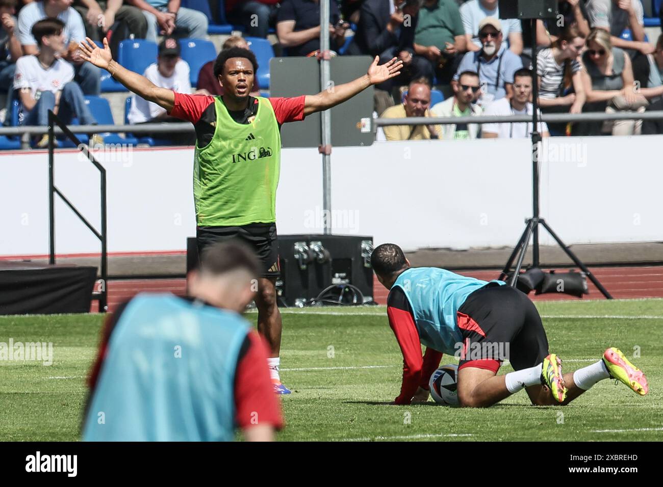 Freiberg, Germania. 13 giugno 2024. Il belga Lois Openda nella foto durante una sessione di allenamento della nazionale belga di calcio Red Devils, giovedì 13 giugno 2024 nel loro campo base a Freiberg am Neckar, in Germania, in preparazione dei Campionati europei di calcio UEFA Euro 2024. I Red Devils giocano nel gruppo F ai Campionati europei di Europa 2024 in Germania. BELGA PHOTO BRUNO FAHY credito: Belga News Agency/Alamy Live News Foto Stock