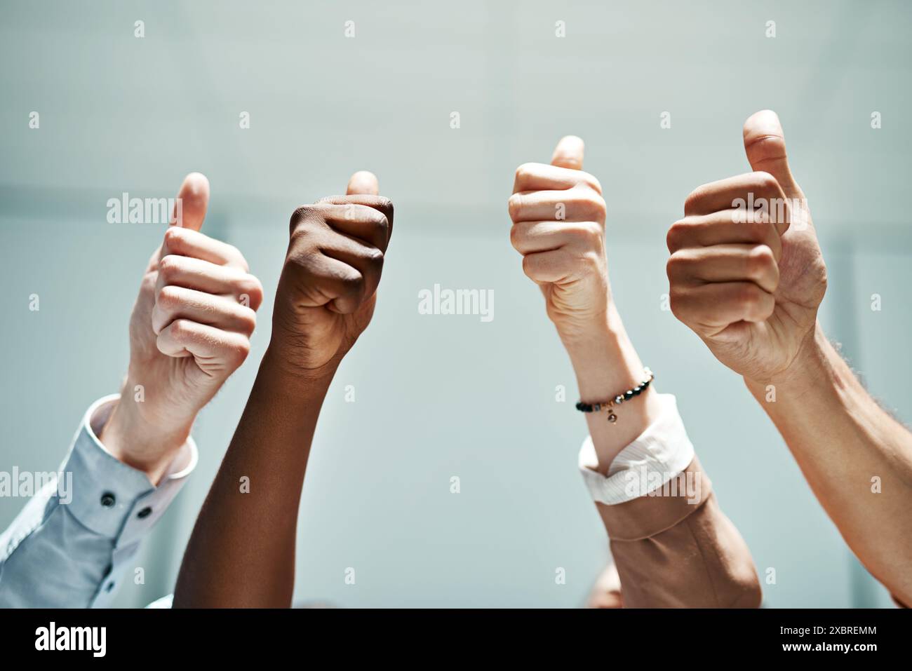 Air, Hands e uomini d'affari con pollice in ufficio per il team building, il feedback e il supporto. Dipendenti, motivazione e gesti con successo per Foto Stock