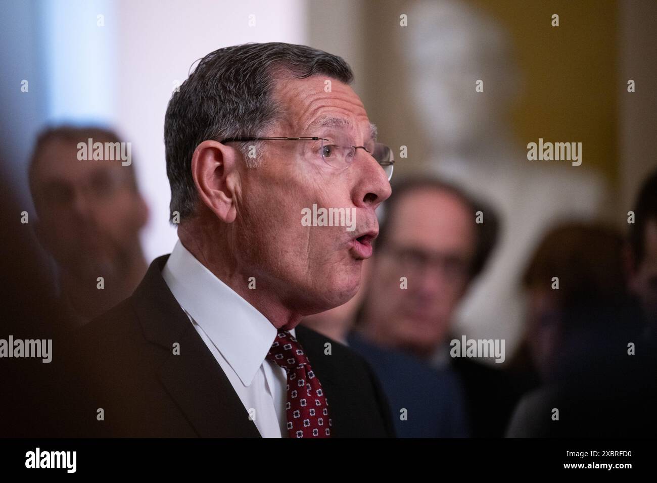 Il senatore degli Stati Uniti John Barrasso (repubblicano del Wyoming) parla in una conferenza stampa settimanale dopo il pranzo settimanale della politica del Senato nel Campidoglio degli Stati Uniti a Washington, DC, mercoledì 12 giugno 2024. Crediti: Annabelle Gordon/CNP/MediaPunch Foto Stock