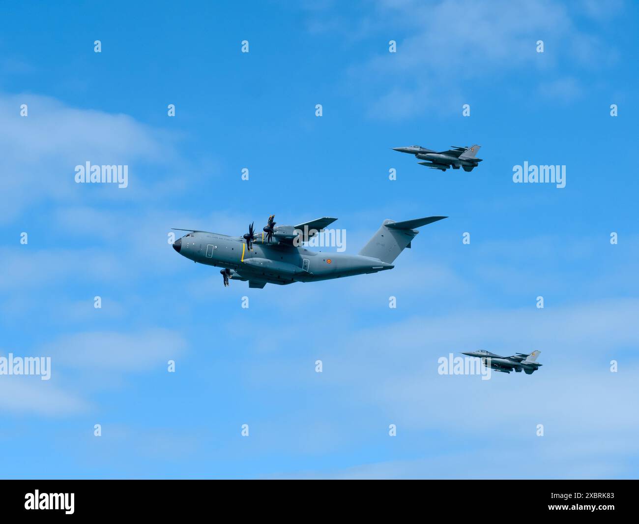 Normandia, Francia - 8 giugno 2024: Airbus A400M (CT-02) aereo da trasporto militare dell'Aeronautica belga a fianco di due caccia F16 all'Arrom Foto Stock