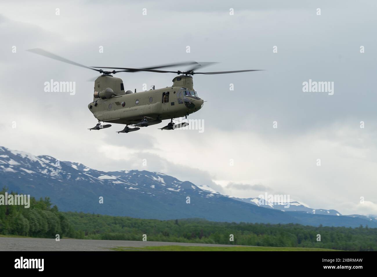 U.S. Army CH-47 Chinook Helicopter trasporta paracadutisti della 2nd Infantry Brigade Combat Team, 11th Airborne Division, per preformare manovre tattiche Foto Stock