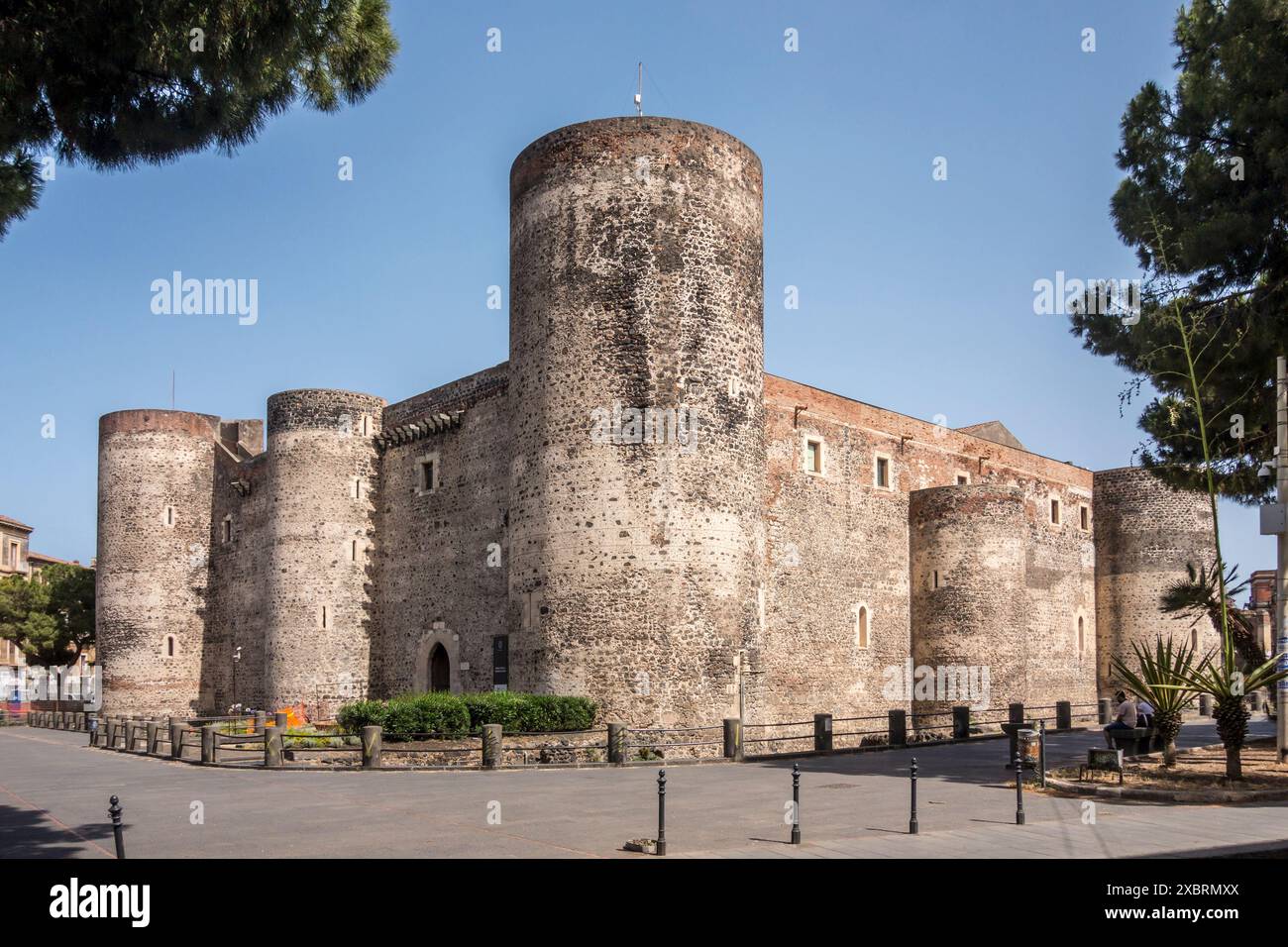 Castello Ursino, un'imponente fortezza medievale a Catania, in Sicilia. Fu costruita dall'imperatore Federico II tra il 1239 e il 1250 Foto Stock