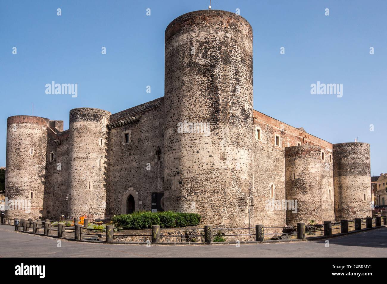 Castello Ursino, un'imponente fortezza medievale a Catania, in Sicilia. Fu costruita dall'imperatore Federico II tra il 1239 e il 1250 Foto Stock