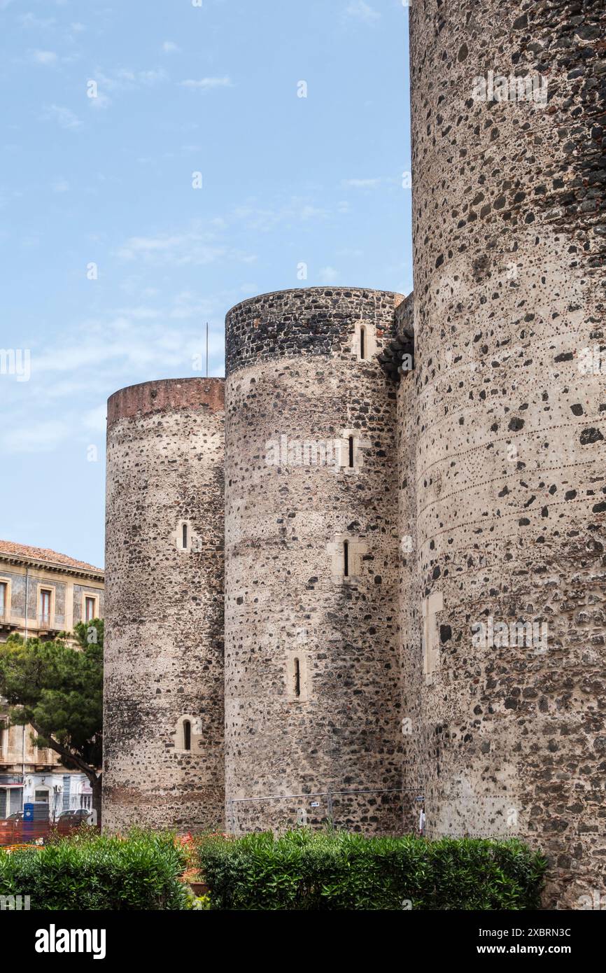 Castello Ursino, un'imponente fortezza medievale a Catania, Sicilia, Italia. Fu costruita dall'imperatore Federico II tra il 1239 e il 1250 Foto Stock