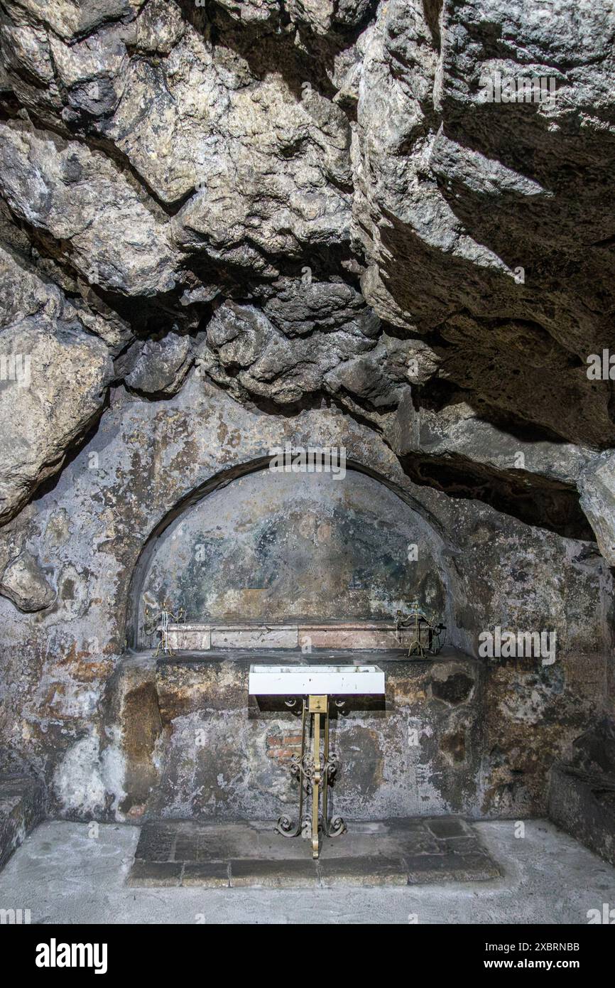 La cripta paleocristiana di San Gaetano alle Grotte, fondata nel 262 d.C. in una grotta di lava utilizzata come cisterna romana, sotto le strade di Catania, in Sicilia Foto Stock