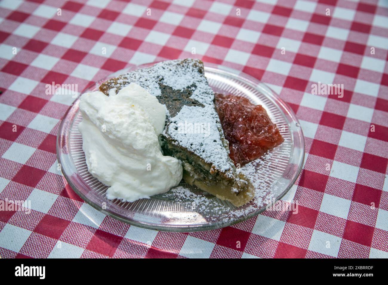 Torta al cioccolato con marmellata di lamponi e panna Foto Stock