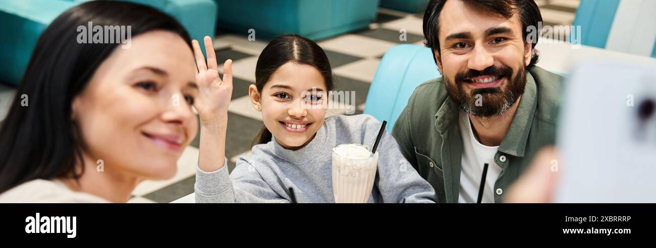 Una coppia cattura con gioia un momento con un selfie in un ristorante vivace, godendo del tempo di qualità insieme. Foto Stock