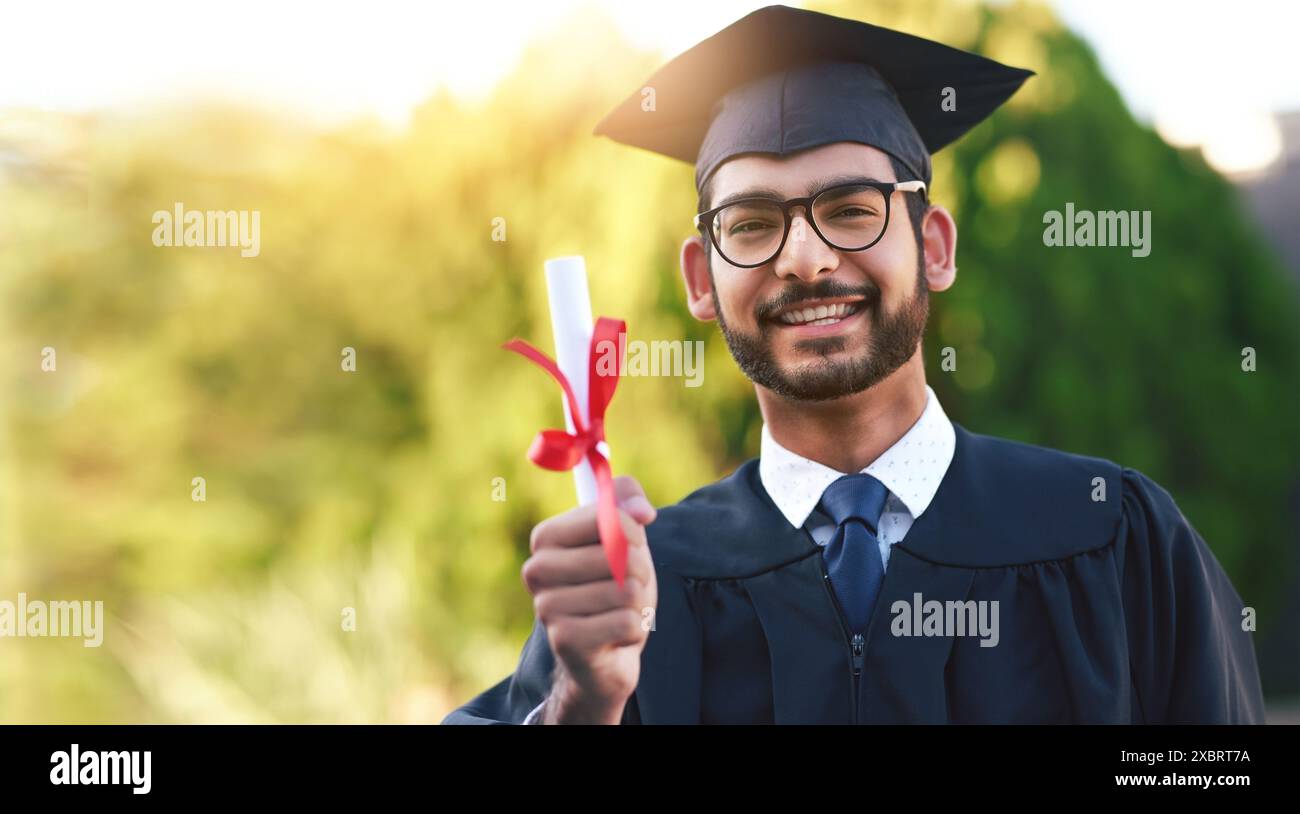 Sorridi, laurea e ritratto dell'uomo nel campus per l'istruzione, il college e il successo accademico. Felice, premiare e studiare con lo studente per l'università Foto Stock