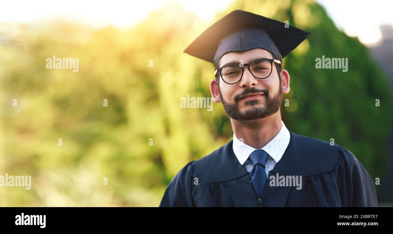 Felice, laurea e ritratto dell'uomo nel campus per l'istruzione, il college e il successo accademico. Sorridete, premiate e studiate con gli studenti per l'università Foto Stock