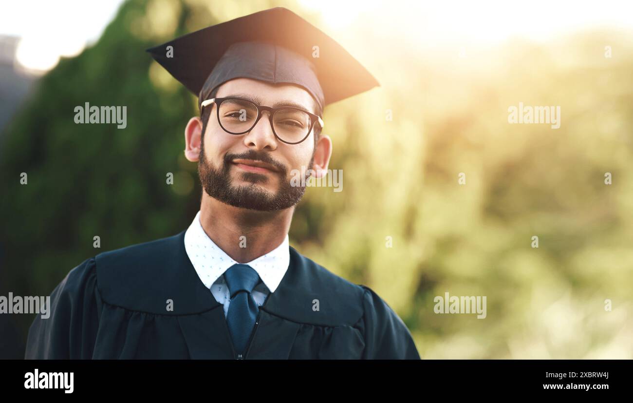 Sorridi, laurea e ritratto dell'uomo nel campus per l'istruzione, il college e il successo accademico. Felice, premiare e studiare con lo studente per l'università Foto Stock