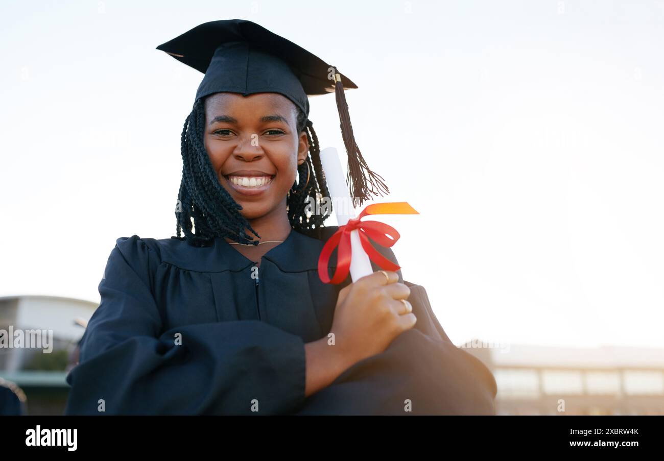 Sorridi, educazione e ritratto di donna nera nel campus per laureati, college o successo accademico. Felice, premiare o studiare con uno studente per l'università Foto Stock