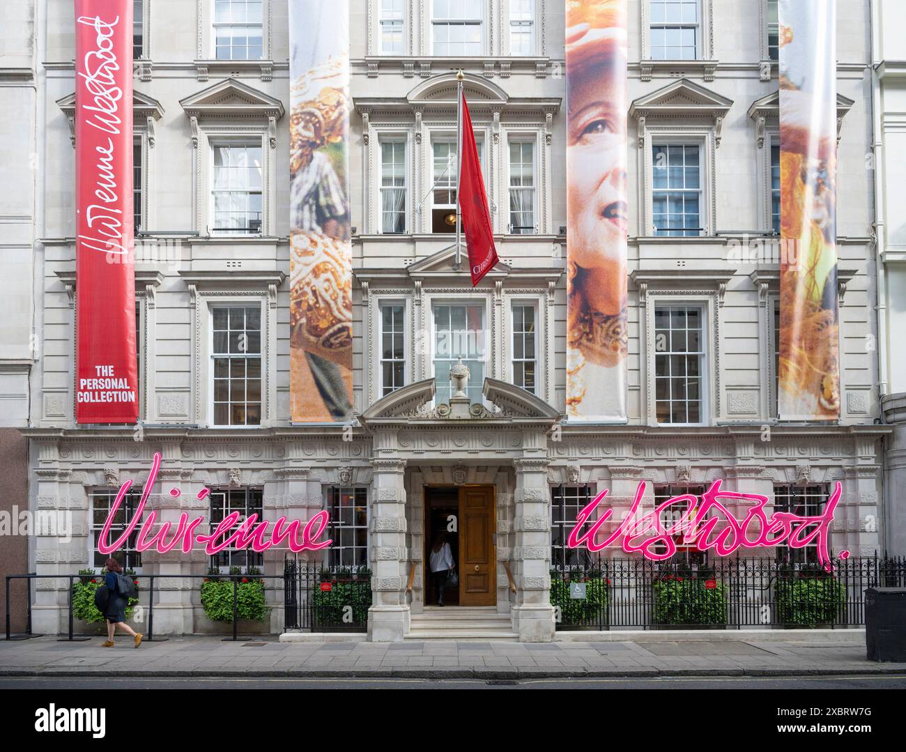 Christie's, Londra, Regno Unito. 13 giugno 2024. Anteprima stampa dei saldi Vivienne Westwood Collection, che si terrà il 14-28 giugno. La tenuta di Vivienne Westwood donerà il 100% del ricavato totale del martello ricevuto per la vendita del suo guardaroba personale, meno spese d'asta, da ripartire equamente tra tre enti di beneficenza. Immagine: Facciata della casa d'aste di Christie, decorata per la mostra. Crediti: Malcolm Park/Alamy Live News Foto Stock