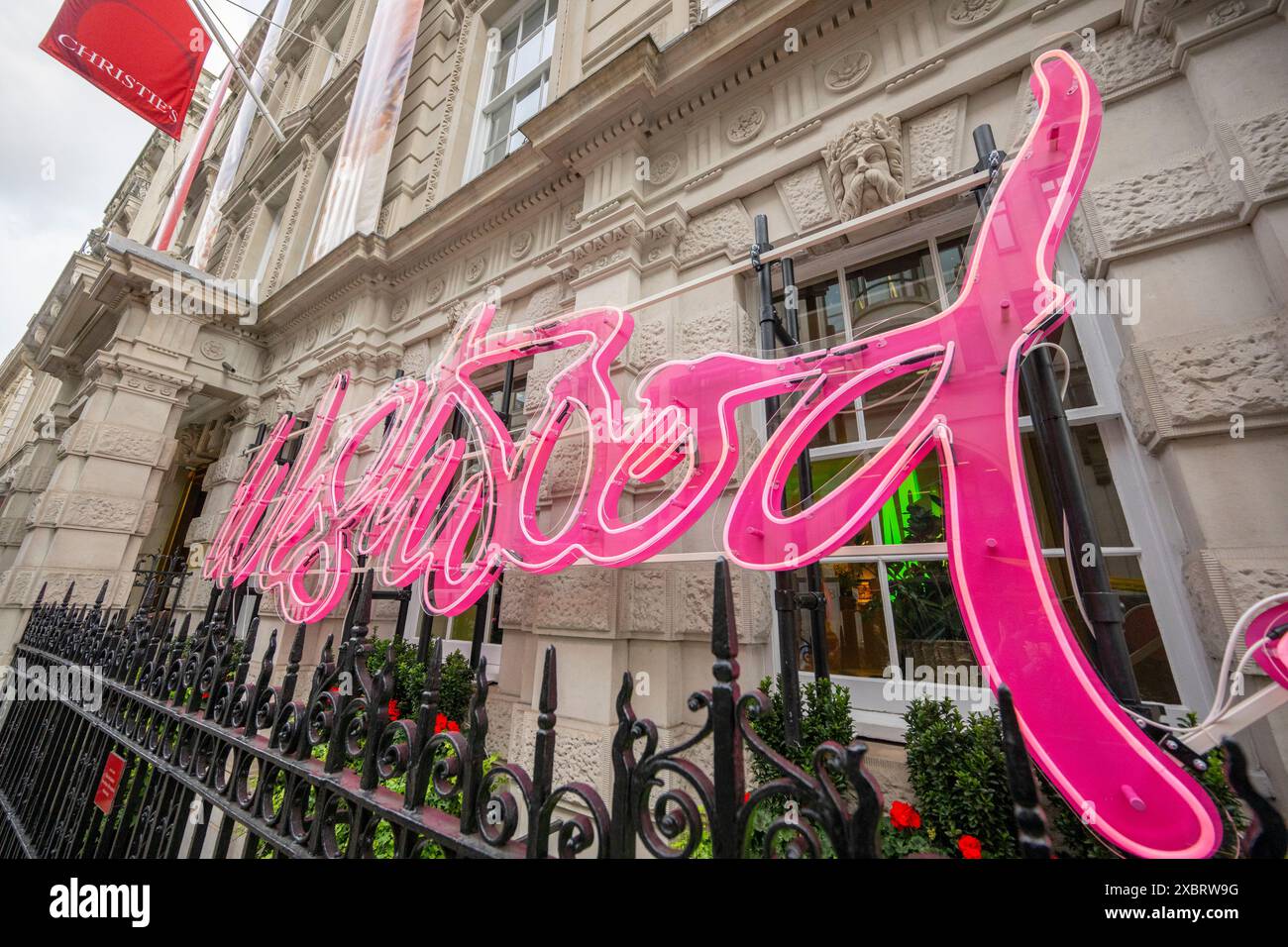 Christie's, Londra, Regno Unito. 13 giugno 2024. Anteprima stampa dei saldi Vivienne Westwood Collection, che si terrà il 14-28 giugno. La tenuta di Vivienne Westwood donerà il 100% del ricavato totale del martello ricevuto per la vendita del suo guardaroba personale, meno spese d'asta, da ripartire equamente tra tre enti di beneficenza. Immagine: Facciata della casa d'aste di Christie, decorata per la mostra. Crediti: Malcolm Park/Alamy Live News Foto Stock